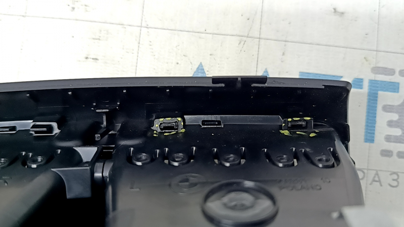 Дефлектор воздуховода центральной консоли BMW 5 G30 17-20 черный глянец с хром, сломаны крепления, потерт