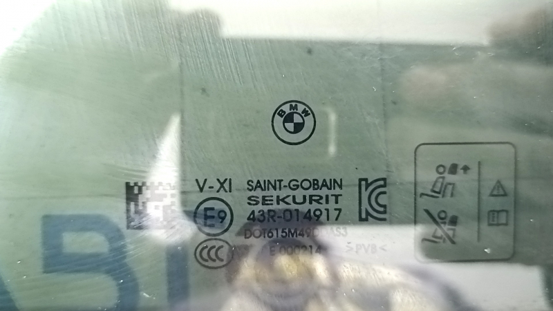 Идентификация стекла для двери BMW X7 G07, компании Saint-Gobain, с оригинальными маркировками.