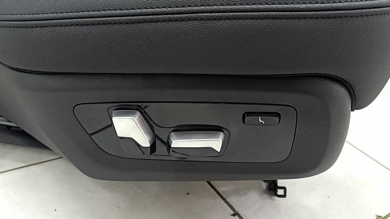 Сидение 2 ряда правое BMW X7 G07 19-25 с airbag, электрическое, подогрев под 7 мест, кожа, Schwarz, примято, царапины