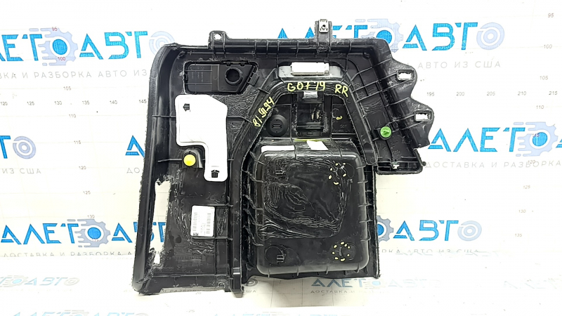 Задняя правая обшивка арки BMW X7 G07, вид сзади, видно состояние креплений.