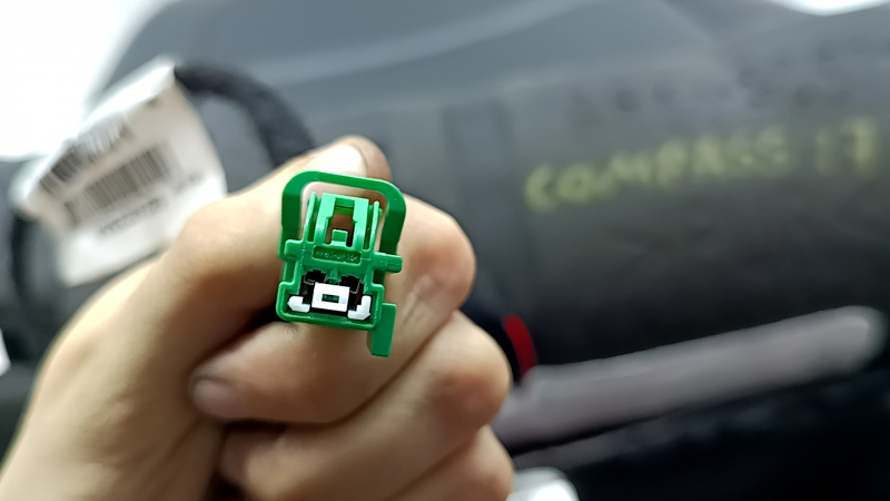 Разъем подогрева обшивки водительского сидения Jeep Compass, представленный на фотографии.
