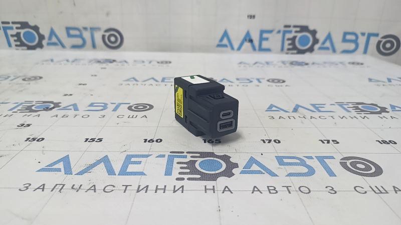 USB Hub центральной консоли Jeep Compass 22-26 передний