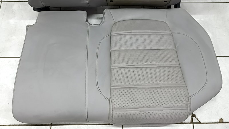 Фрагмент заднего сидения Honda CR-V 2017-2022, видно примятие и следы от воды