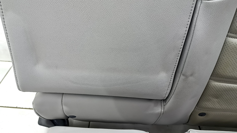 Деталь заднего сидения Honda CR-V 2017-2022, вид сзади, требует химчистки и дополнительного ухода.