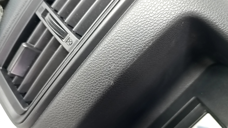 Крупный план повреждений на центральной консоли Honda CR-V 17-22, вид сбоку