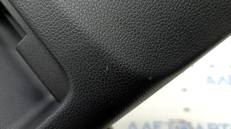 Царапины на накладке центральной консоли Honda CR-V 2017-2022, детальный кадр