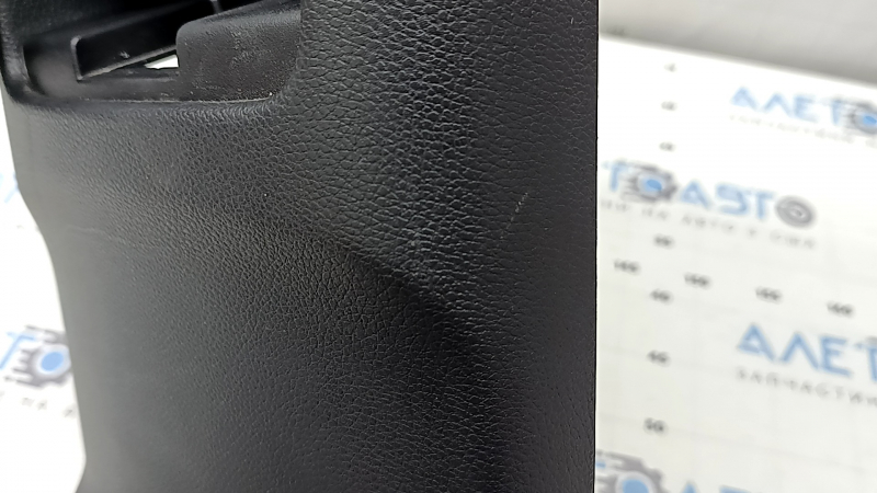 Дефекты на боковой части накладки центральной консоли Honda CR-V 17-22, ракурс сбоку