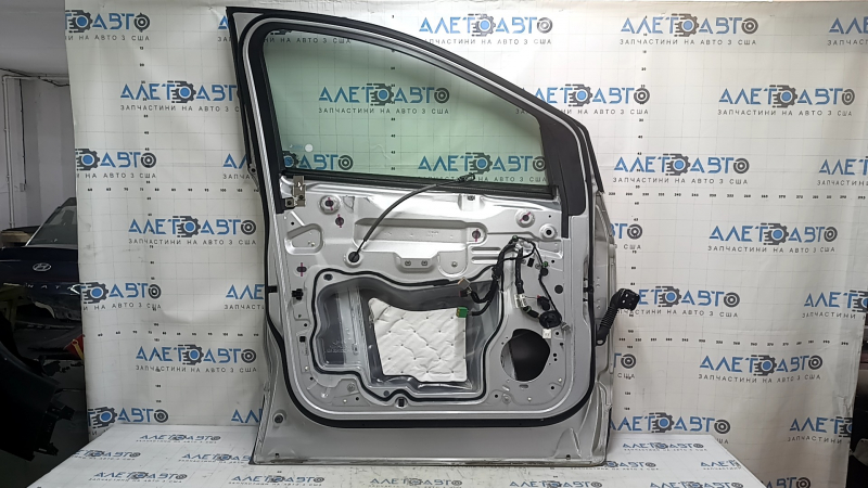 Дверь в сборе передняя левая Ford Escape MK3 13-19 серебро UX, тычка, трещины в накладке, маркировка на стекле
