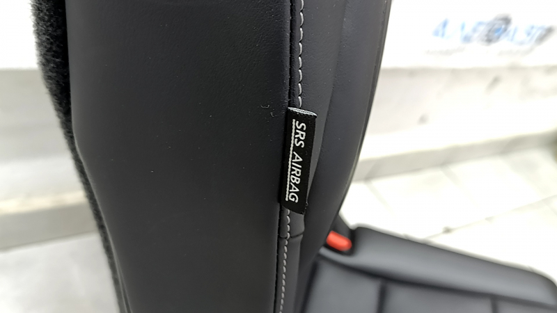 Заднее сидение правое Infiniti QX50 19-21 с Airbag, кожа черная, серая строчка, примято, царапины на накладке