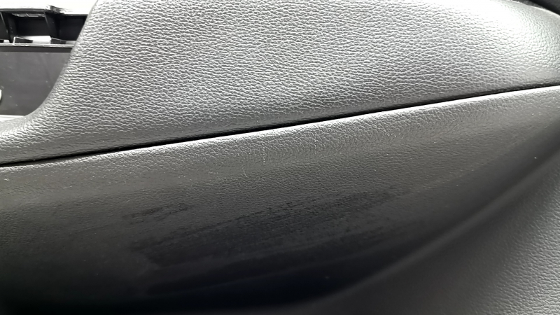 Обшивка двери карточка передняя левая Ford Escape MK3 17-19 рест, черная, подлокотник кожа, с хром ручкой, царапины