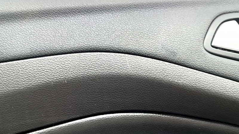 Обшивка двери карточка передняя левая Ford Escape MK3 17-19 рест, черная, подлокотник кожа, с хром ручкой, царапины