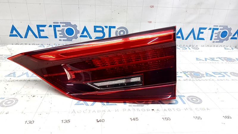 Задний фонарь внутренний для Infiniti QX50, вид сбоку, с царапиной по кромке.