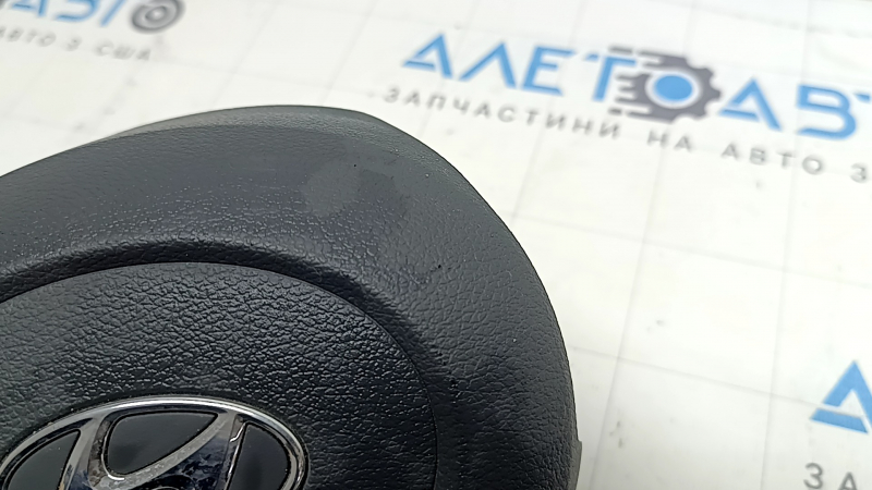 Царапины на поверхности подушки руля Hyundai Sonata, незначительные следы эксплуатации.