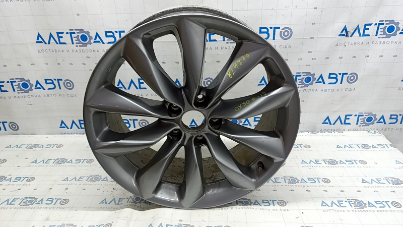 Крупный план колеса, легкая потертость на диске Infiniti QX50 QX55 2019-2025.