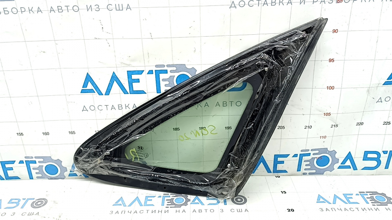 Форточка для Hyundai Sonata 2020-2026 с небольшими царапинами на хроме.