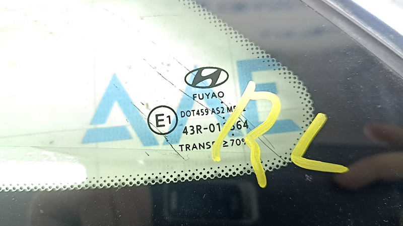 Задняя левая форточка для Hyundai Sonata 20-22, оригинал с небольшими дефектами.