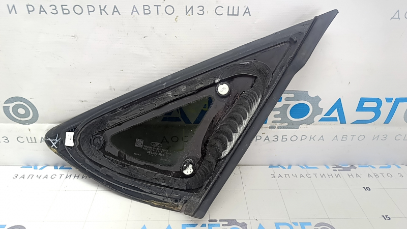 Вид со стороны крепежа на форточке задней левой для Ford Mustang Mach-E 21-26