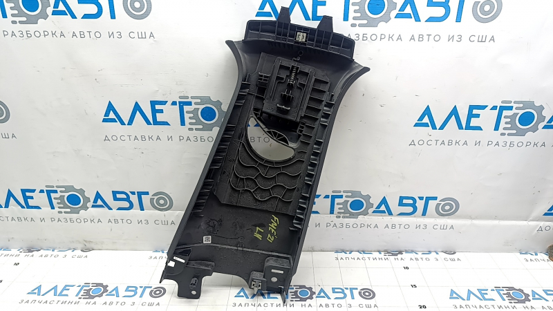 Задняя сторона накладки центральной стойки для Ford Mustang Mach-E 2021-2026.