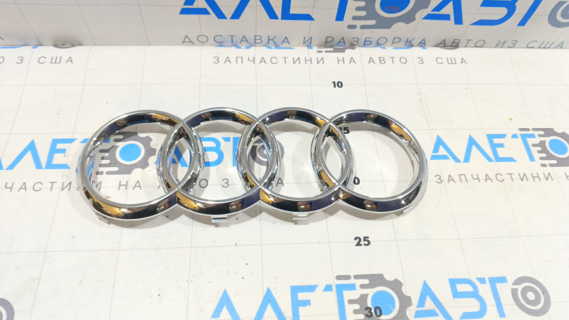 Эмблема решетки радиатора grill Audi Q5 80A 21-24 хром