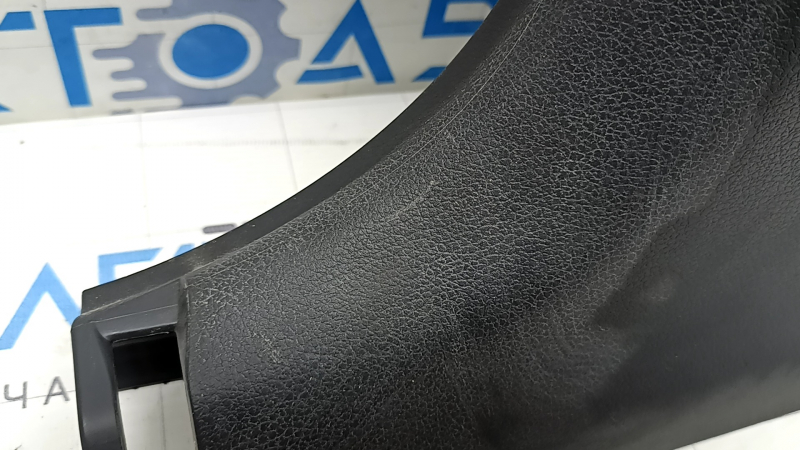 Накладка центральной стойки нижняя левая Hyundai Sonata 20-22 серая, царапины