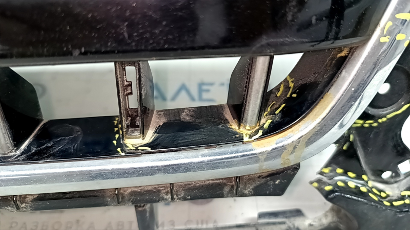 Решетка радиатора grill Audi Q5 8R 13-17 рест без парктроников, глянец, хром, хром вставки, с шильдиком, песок, трещины, тычка, сломаны крепления хром вставки