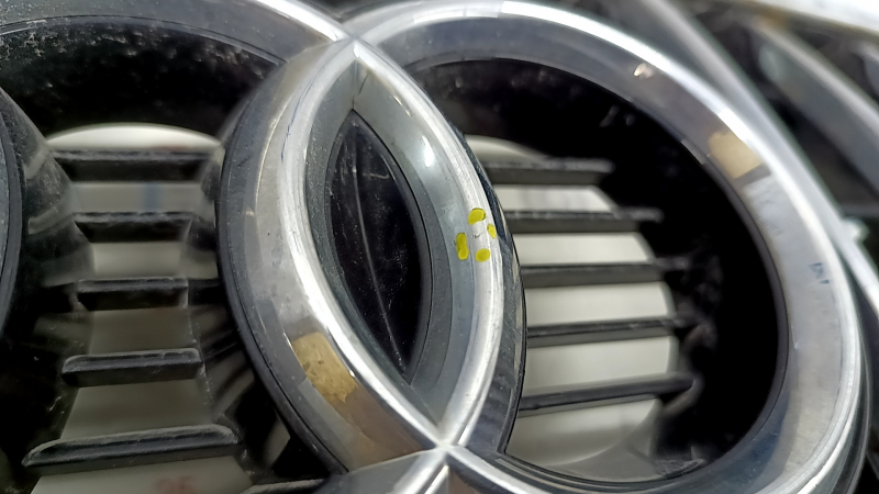 Решетка радиатора grill Audi Q5 8R 13-17 рест без парктроников, глянец, хром, хром вставки, с шильдиком, песок, трещины, тычка, сломаны крепления хром вставки
