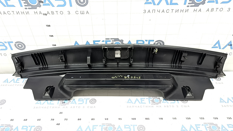 Тыльная сторона накладки проема багажника Audi Q5, присутствуют следы использования.