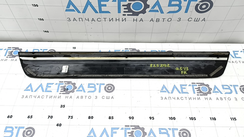 Накладка порога зовнішня передня права Audi Q5 8R 09-17 чорна, подряпини