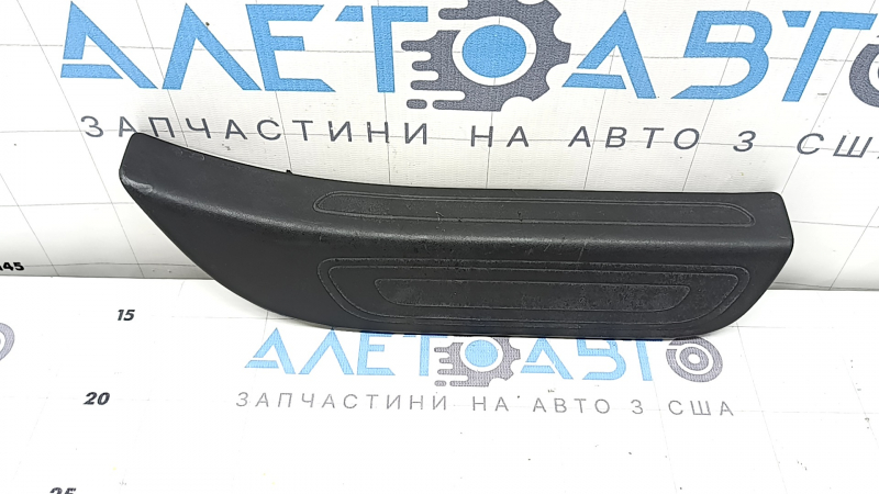 Накладка порога зовнішня задня права Audi Q5 8R 09-17 чорна, подряпини, тріщина