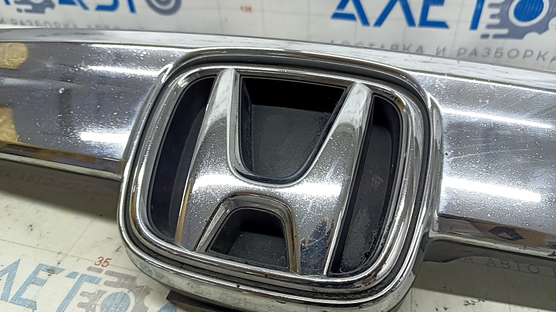 Молдинг решетки радиатора верхний центральный Honda Accord 18-20 светлый хром, с креплением и эмблемой, песок