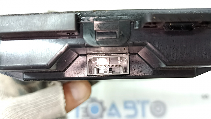 Крупный план разъёма на беспроводном зарядном устройстве Honda Accord, состояние хорошее.