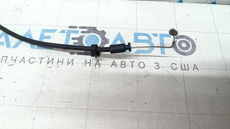 Крупный план троса замка капота, видно состояние и место повреждения для Lincoln MKZ.
