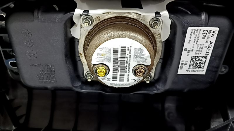 Торпедо передняя панель с AIRBAG VW Jetta 19-26 черная, царапины