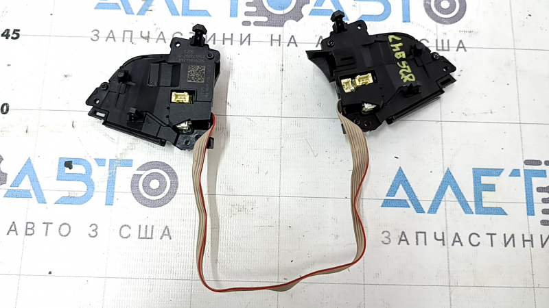 Кнопки управления на руле VW Jetta 19-23 сломано крепление кнопки громкости