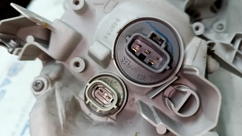 Фара передняя правая Toyota Camry v40 07-09 голая, галоген, под полировку