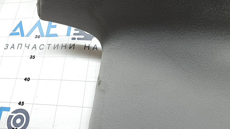 Подробный ракурс на обшивку потолка Toyota Camry, следы износа