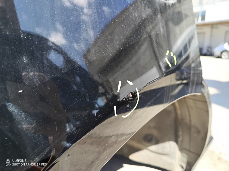 Близкий план дефекта на кузове Audi Q5, небольшая царапина на лакокрасочном покрытии
