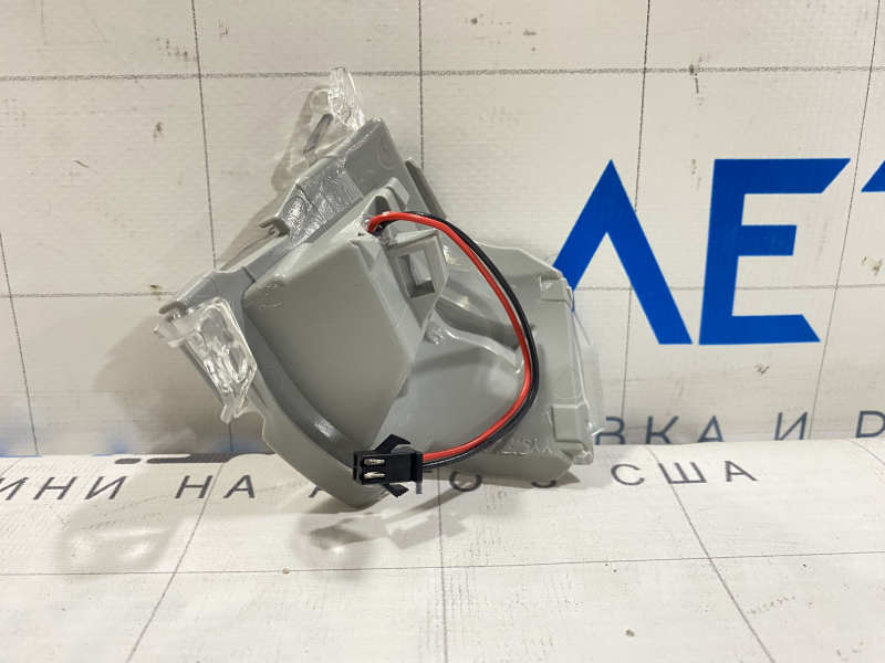 Поворотник повторитель правого зеркала Toyota Prius 50 19-22