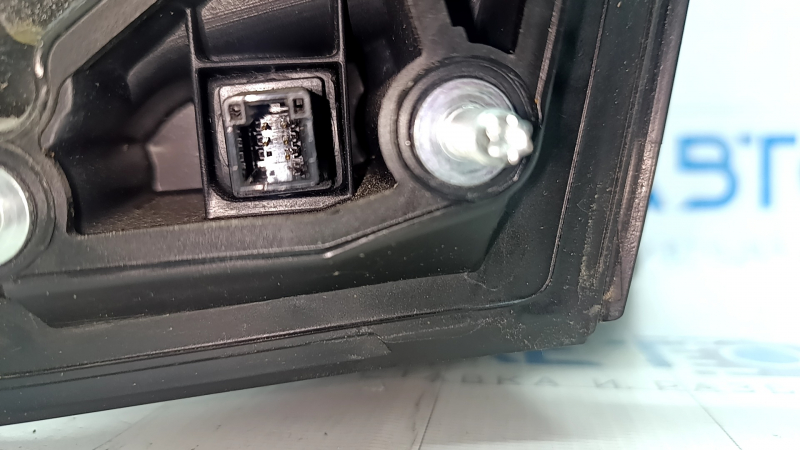 Идентификатор разъема на правом зеркале Toyota Camry, состояние хорошее, оригинал.