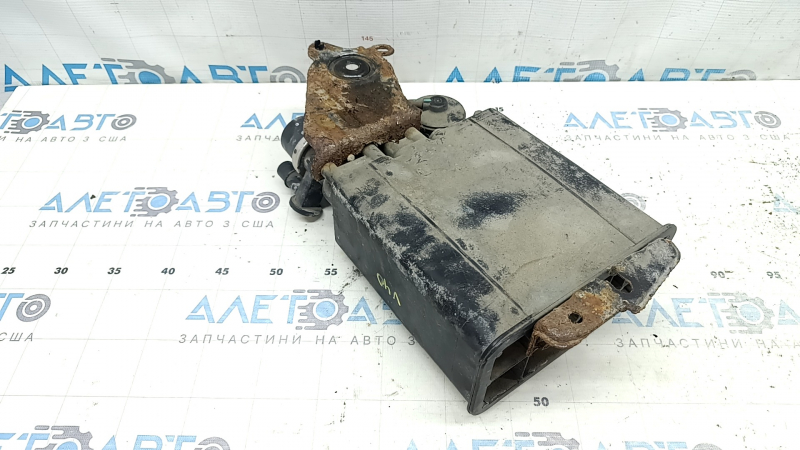 Канистра с углем абсорбер для Toyota Camry 2007-2011, вид сзади, видно ржавый кронштейн.