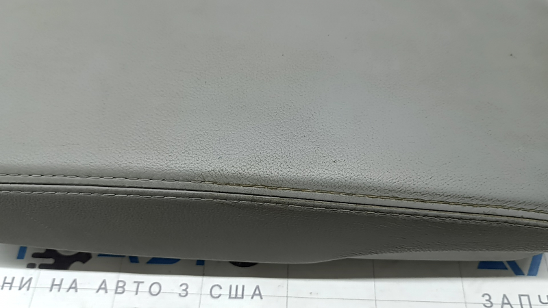 Подлокотник центральной консолиToyota Camry v40 кожа серая, под чистку, потерт