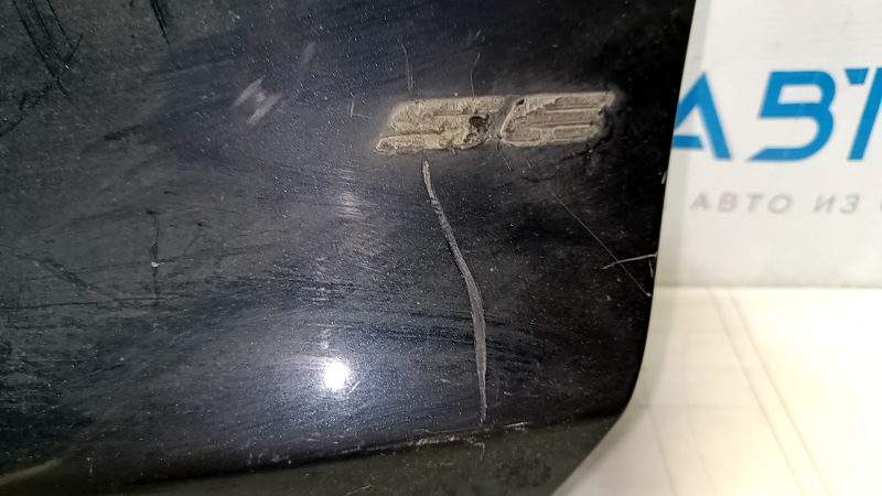 Царапина на накладке крышки багажника Ford Fusion, видно на фото.