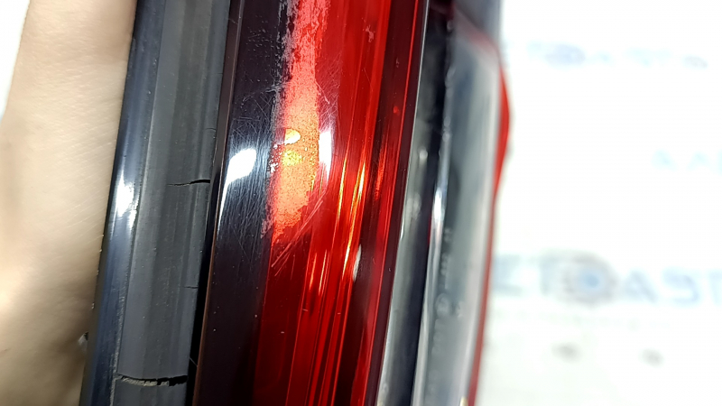 Фонарь внутренний крышка багажника правый Mazda CX-9 16-23 царапины, трещины в уплотнителе
