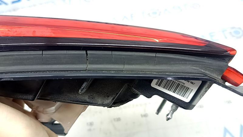 Фонарь внутренний крышка багажника правый Mazda CX-9 16-23 царапины, трещины в уплотнителе