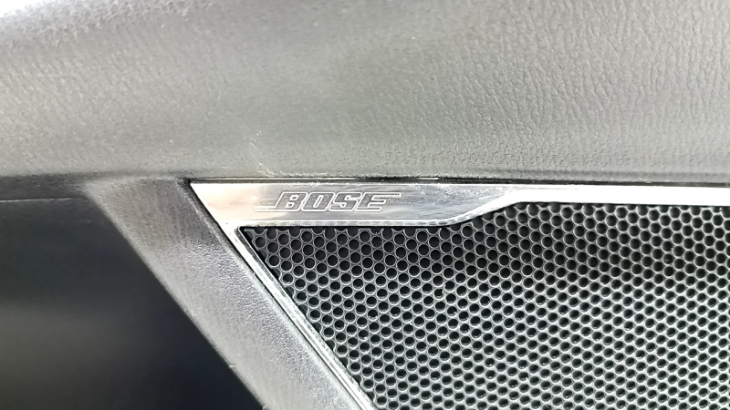 Деталь аудиосистемы BOSE на обшивке двери передней левой до установки в Mazda CX-9