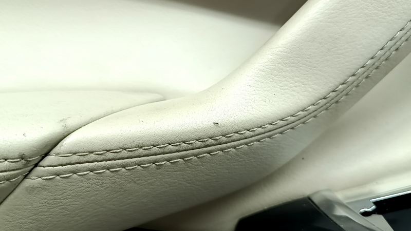 Уголок подлокотника обшивки с легкими потертостями для Mazda CX-9 2016-2023