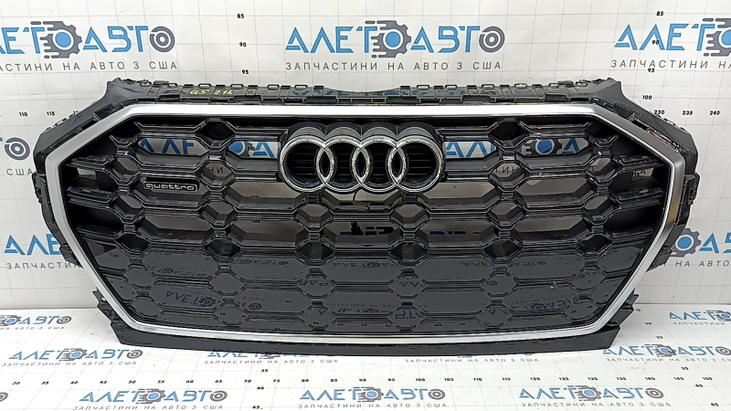Решетка радиатора grill в сборе Audi Q5 80A 21-25 черный глянец, эмблема и молдинг хром, S-Line, с каркасом, с эмблемой quattro, эмблема с подсветкой, царапины, отклеилась эмблема