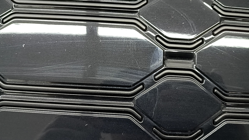 Решетка радиатора grill в сборе Audi Q5 80A 21-25 черный глянец, эмблема и молдинг хром, S-Line, с каркасом, с эмблемой quattro, эмблема с подсветкой, царапины, отклеилась эмблема