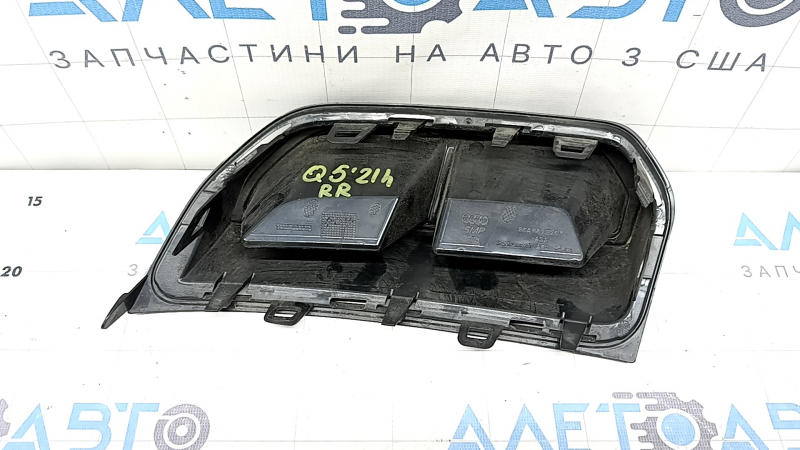 Задняя накладка для Audi Q5 2018 - 2024 с креплениями, вид сбоку.