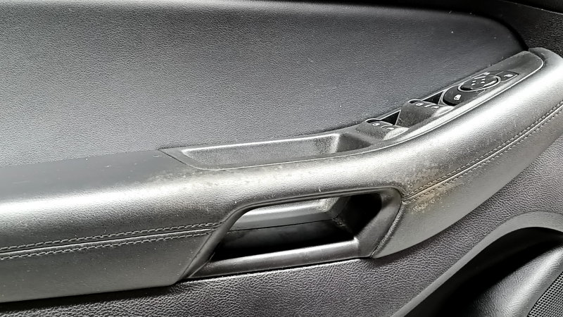 Обшивка двери карточка передняя левая Ford Edge 19-21 черная, SE, вставка кожа черная, подлокотник кожа черная, у управлением стеклоподъемника и кнопкой центр замка, с ручкой, под чистку